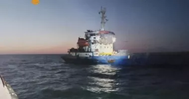 Un cargou a luat foc în Marea Neagră după un atac cu dronă. Un membru al echipajului a murit