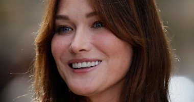 Stire din Monden : Carla Bruni ar trebui să nască astăzi