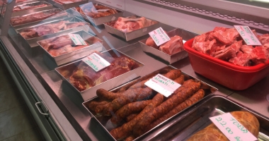 Stire din Eveniment : Carmangeriile, pescăriile  și standurile comerciale, luate la puricat de autorități