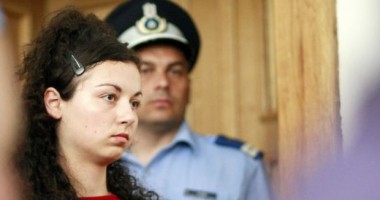 Stire din Eveniment : Copilul studentei criminale Carmen Bejan a murit la naștere. Fetița s-a născut fără mâini!