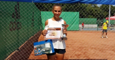Stire din Sport : Carmen-Roxana Manu victorioasă, Ștefan Paloși în finală