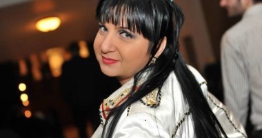 Stire din Monden : Scandal monstru cu lesbiene / O minoră susține că a făcut sex cu Carmen Șerban