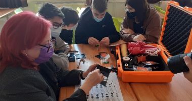 Stire din Cultură-Educație : Elevii de la Liceul „Carmen Sylva” construiesc microsateliţi