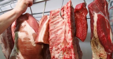 Stire din Economie : Carnea de porc se va scumpi, pe fondul creșterii prețurilor la cereale