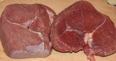 Stire din Social : O tonă de carne de porc, descoperită într-o carmangerie ilegală din zona Gării
