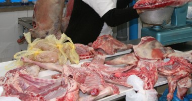 Stire din Economie : Evaziune fiscală în sectorul cărnii / Află câți bani a pierdut statul după creșterea TVA