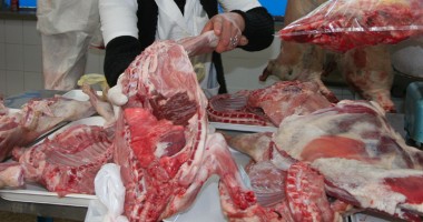 Stire din Economie : O să cumpărăm carne mai ieftină? Sectorul cărnii, primul pe lista cu TVA de 9%