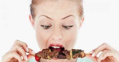 Stire din Sănătate : Câtă carne consumați iarna? V-ar putea face mai rezistenți la frig
