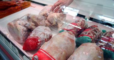 Zeci de tone de carne expirată, confiscate de polițiști