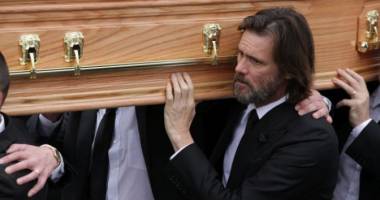 Stire din Monden : Jim Carrey a purtat pe umeri sicriul fostei iubite. Mesaj cutremurător pe Twitter