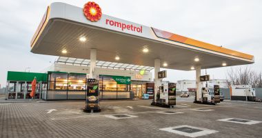 Carrefour lansează două magazine Express în bezinăriile Rompetrol