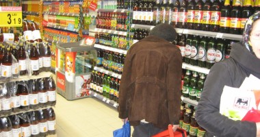 Stire din Economie : ATENȚIE la cumpărături! Află cum poți să fii păcălit de marile magazine