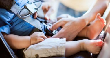 Bebeluşul de un an, care a căzut din maşina aflată în mers, a murit la spital