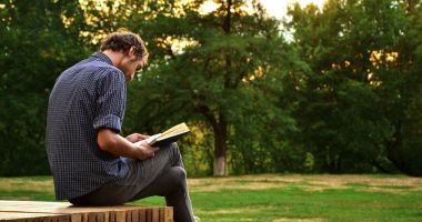 Stire din Cultură-Educație : Lectura de azi: „Minciuna lui Michelangelo”
