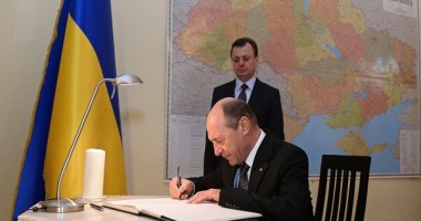 Stire din Politică-Administrație : Băsescu a semnat în cartea de condoleanțe de la Ambasada Ucrainei