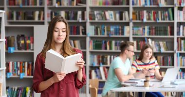 Stire din Cultură-Educație : Invitaţie la lectură: „Viaţa invizibilă a lui Addie LaRue”