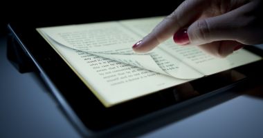 Stire din Cultură-Educație : Cota TVA va fi redusă la 5% pentru cărțile în format electronic. Legea a fost promulgată