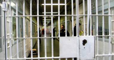 Stire din Eveniment : Legea "Cărți contra reducerii pedepsei", pusă, azi, la zid