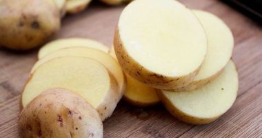 Stire din Sănătate : Cartoful crud ameliorează inflamațiile și reduce aspectul cearcănelor
