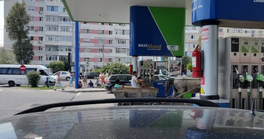 Am trăit s-o vedem și pe asta! ȘI-A PARCAT CĂRUȚA DIRECT LA POMPA DE ALIMENTARE - 2