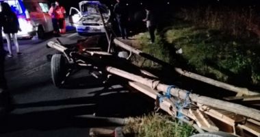 Stire din Eveniment : O căruță s-a răsturnat în localitatea Cochirleni. Doi adulți și un copil au ajuns la spital