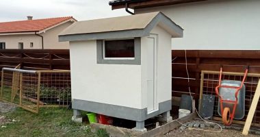 Stire din Social : Anunțul anului la închirieri. “Casă” de 1,5 metri cu WC în curte