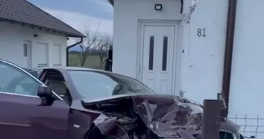 Stire din Eveniment : Un bărbat s-a trezit de Crăciun cu o maşină în zidul casei: "Era să mor"