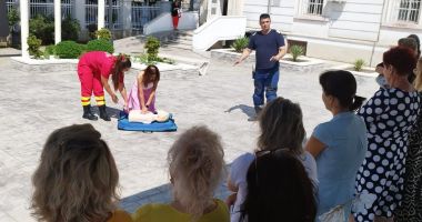 Stire din Social : Angajații Casei Căsătoriilor, instruiți în cadrul unui exercițiu de evacuare și prim ajutor