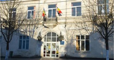 Stire din Cultură-Educație : ”Petale de flori pe portativ”, oferite la Casa de Cultură ″Ioan N. Roman‶ Medgidia