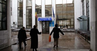 Stire din Eveniment : Percheziții de amploare la mafia din casele de pensii: funcționari cercetați pentru luare de mită