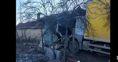 Stire din Eveniment : Un TIR scăpat de sub control a intrat distrus casa unei bătrâne. Șoferul era beat