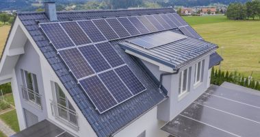 Stire din Eveniment : Programul „Casa Verde” nu decurge conform planului. Sute de români au fost ţepuiţi de instalatori
