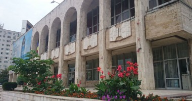 Stire din Cultură-Educație : Spectacol umanitar la Casa de cultură