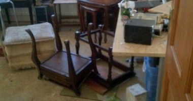 Stire din Diverse : FOTO / I-au devastat casa în urma unui anunț dat pe Facebook!