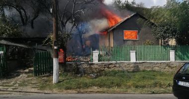 Stire din Eveniment : Casă mistuită de flăcări, din cauza unei lumânări