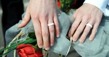 Stire din Actualitate : Parlamentarii au votat. Franța legalizează căsătoriile gay!
