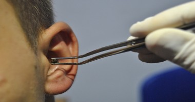Stire din Cultură-Educație : De la FIȚUICĂ la BLUETOOTH. Cum se COPIAZĂ astăzi la EXAMENE