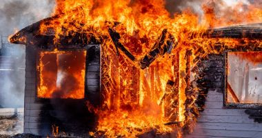 Stire din Eveniment : Două case au ars din temelii din cauza unei butelii defecte. O persoană suferit arsuri grave