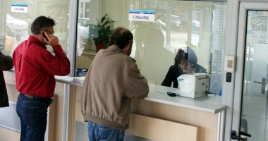 Stire din Economie : Scoți banii de la saltea? Iată cât câștigi în plus dacă îi depui la bancă