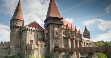 Stire din Cultură-Educație : Lonely Planet a ales Castelul Corvinilor pentru a fi coperta ghidului de călătorie pentru România și Bulgaia