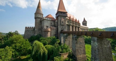 Stire din Eveniment : JAF DE AMPLOARE LA CASTELUL CORVINILOR. Cine a fost arestat