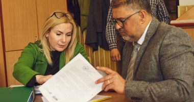 Vor fi convinşi romii din comuna Castelu să pună mâna pe carte? "Educația nu se negociază!" - 2