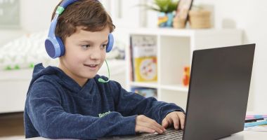 Stire din Sănătate : Căștile audio la copii. Sunt acestea sigure sau nu sunt pentru urechile lor?