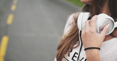 Atenție, ne pierdem auzul! Recomandările OMS pentru producătorii de smartphone și MP3 playere