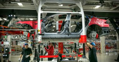 Stire din Actualitate : Elon Musk a mărit salariile la Tesla. Cât câștigă acum un muncitor dintr-o fabrică din SUA