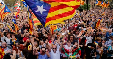 Stire din Actualitate : Spania urmează să preia astăzi controlul asupra Cataloniei. O parte a administrației catalane s-ar putea împotrivi