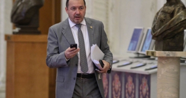Stire din Politică-Administrație : "Îi rog pe hoții care mi-au furat mașina să o aducă înapoi"