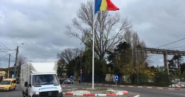 Tricolorul, arborat în mai multe intersecții din Constanța, de astăzi