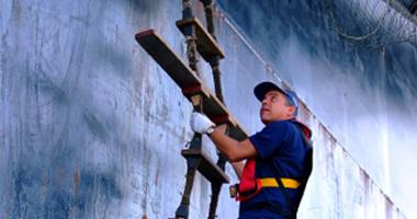 Stire din Economie : Cât de greu este  să fii pilot maritim
