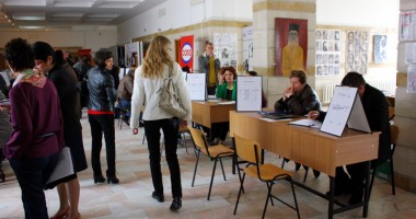Stire din Social : Cât de greu găsesc angajatorii meseriași calificați